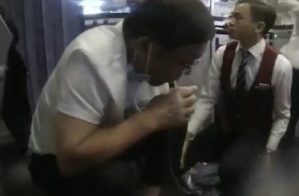 医生飞机上用嘴帮老人吸尿 网友：为医生点赞