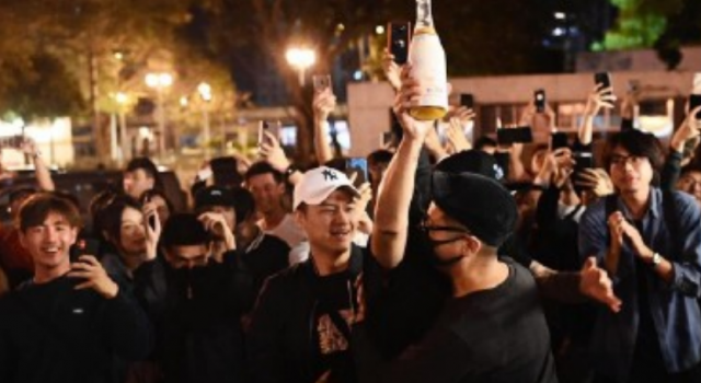 何君尧回应遭人开香槟庆祝其落选 网友：这世道怎么了