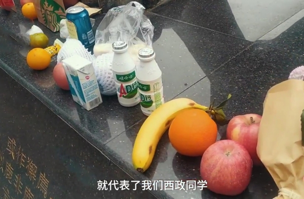 法考生摆满零食供奉法界神兽 网友：人家獬豸是吃肉的
