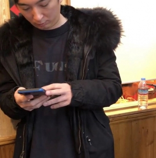 王思聪排队吃拉面 引粉丝心疼 网友：只是被冻了零花钱