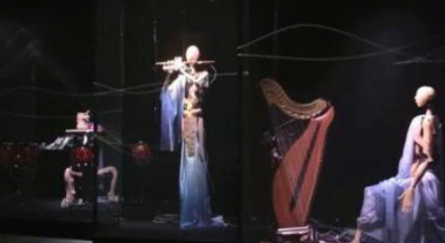 清华大学中国风机器人乐队演出 “乐手”之间配合默契