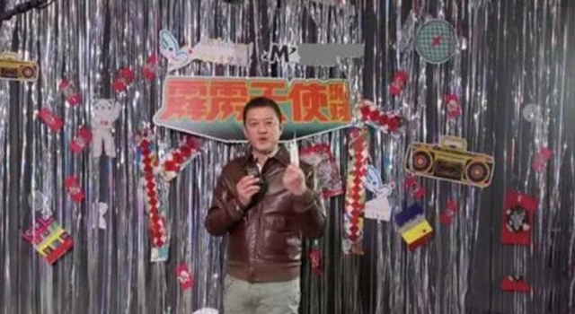 王菲李亚鹏周迅窦靖童参加新年派对 网友：关系好乱