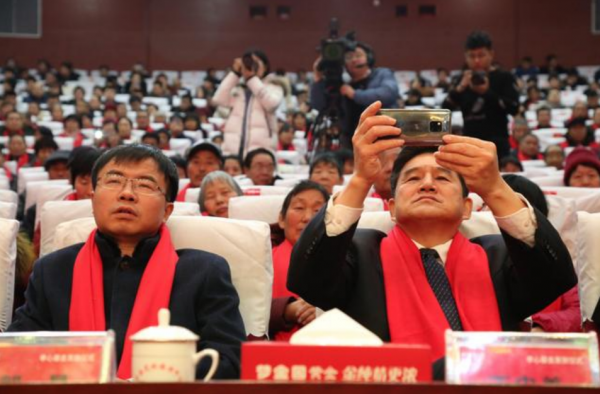 公司给员工父母发放190万孝心基金 员工亲自给父母发