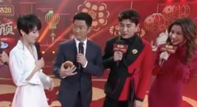 吴京把道具蛋糕给吃了 最后的表情太萌了