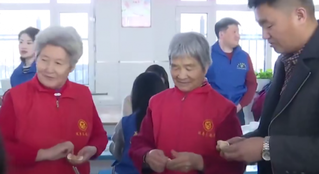 包20000饺子放操场速冻 送到老人家里去