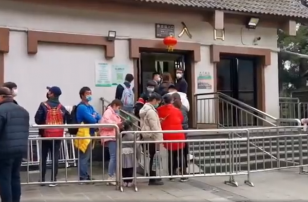 江西武功山游客爆满紧急限流 关闭线下售票窗口