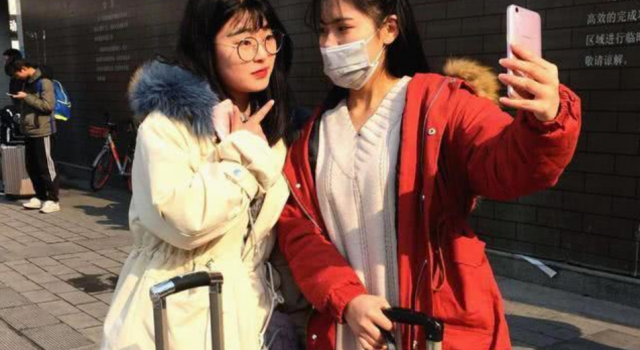 新疆初高中毕业年级开学 网友：今年的毕业生太难了