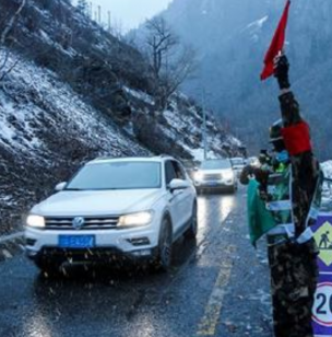 川藏线突发雪崩武警紧急救援 网友：夏天到来前会变好