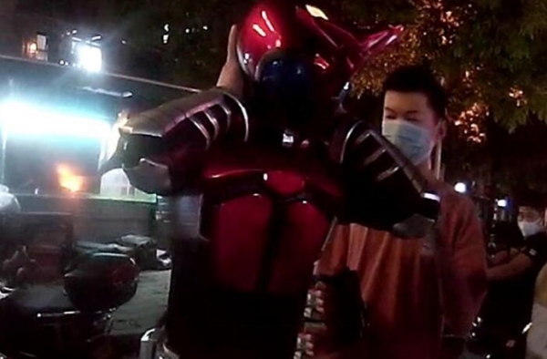 假面骑士无法出示健康码被拦下 网友：装逼翻车系列