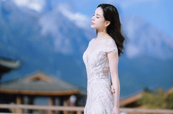 54岁李若彤大秀性感马甲线，穿汉服仙气飘飘，确定没谎报年龄？