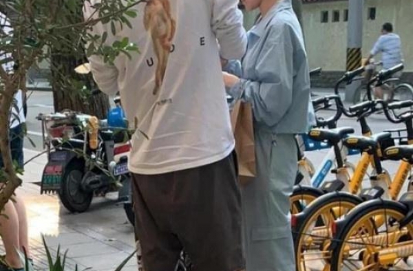 网友偶遇窦骁何超莲约会 两人形影不离恩爱十足