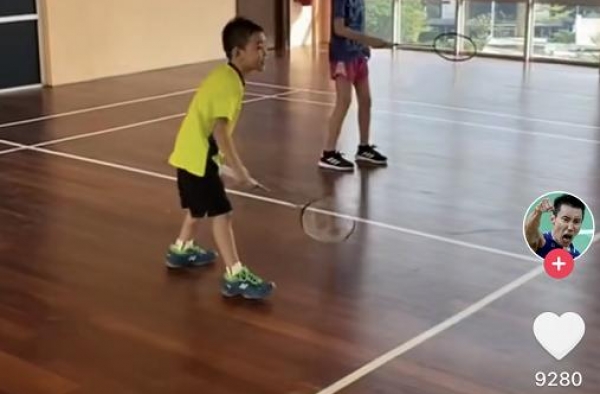 李宗伟儿子罕曝光！7岁上球场身手矫健球技过人，大将风范十足