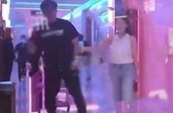 王岳伦出轨传闻后，李湘发博晒狗太内涵，三家夫妻店被曝已注销