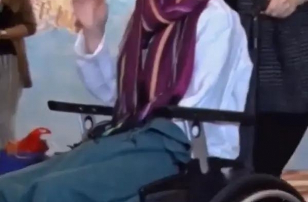 65岁刘家辉半身瘫痪罕见露面！身体瘦骨如柴，面相瘦到认不出？