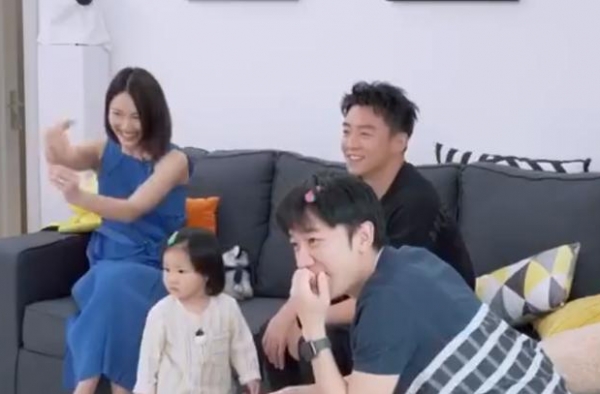 王祖蓝久违与郑恺同框！同看昔日《跑男》片段，感情仍旧要好