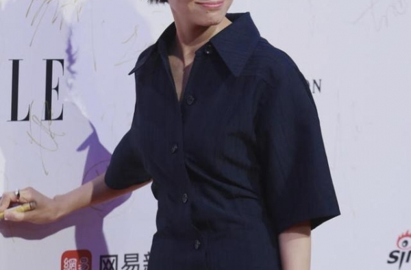 袁泉气场又升级了，藏青色衬衫连衣裙配短发，42岁穿出高级气质