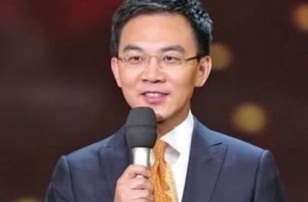 他曾是央视名嘴，因没钱给妻子看病辞职下海，如今身价上亿