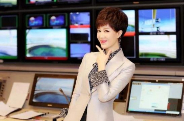 央视“奇葩”女主持人：直播打哈欠、竖中指，为何还能拿金话筒？