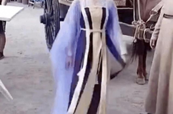 鞠婧祎片场照似路人，皮肤白到令人瞠目，网友：面粉涂了几层？