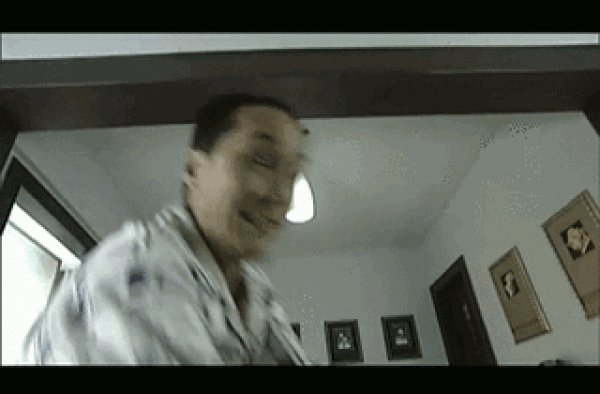 童年阴影冯远征，娶了2婚大8岁的妻子，丁克一生的他却后悔了