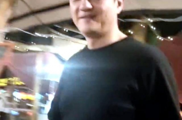 李亚鹏近照曝光，发量离奇增多肚腩平了不少，但为何那么显老？