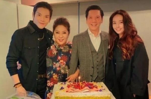向佐在家陪老妈向太？大方晒出新玩具，孕期郭碧婷有些心酸