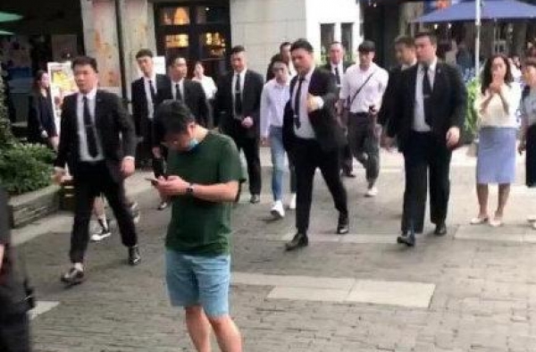 配9个保安，推搡路人，真当自己是巨星？李佳琦：我是冤枉的