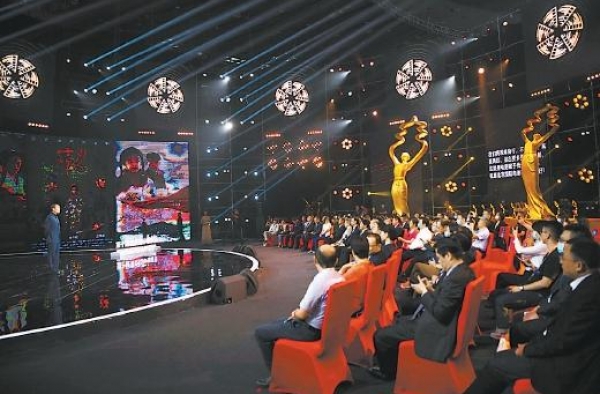 第十届北京国际电影节启幕，四代导演聚首共话电影梦想