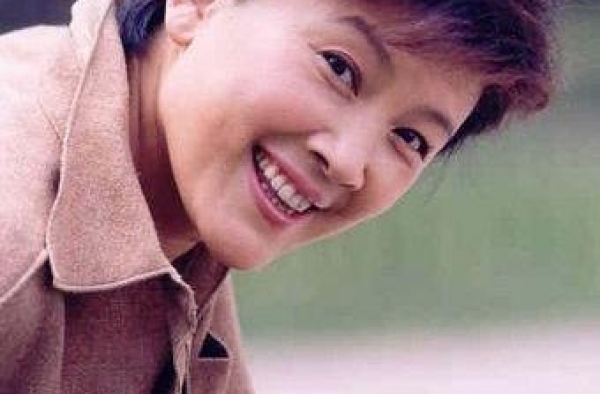 国家一级演员宋春丽，终生未育，却在61岁当奶奶的年纪当了母亲