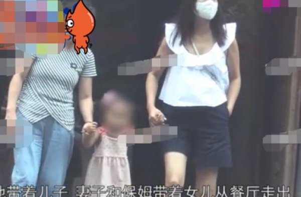 49岁王学兵随地丢垃圾，身材臃肿隐约可见小肚腩，状态让人担忧
