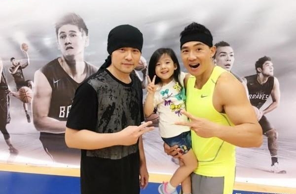 刘畊宏妻子自曝子宫长9颗肿瘤，4年前拿掉子宫：没有月经很开心