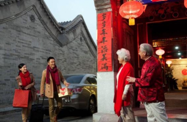 小彩旗多次出入夜店，与大叔＂夫妻相称＂，杨丽萍声称：不再培养