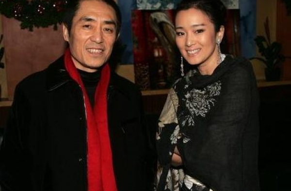 她是冯小刚力捧的女演员，3婚两次嫁给前夫，今儿子火得一塌糊涂