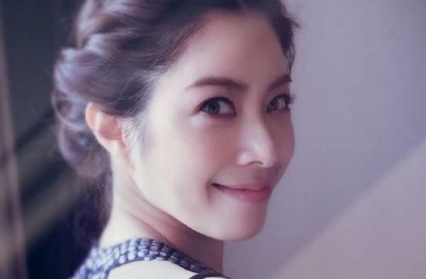 她是平民歌后，当红时丑闻缠身被封杀，患病暴瘦今42岁街头商演