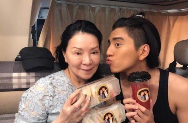王大陆低调为亡母举办告别式，圈中好友不见人影，只有郭书瑶到场