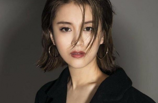 她因参加《好声音》成名，意外遇到真爱，嫁给副总裁今幸福美满