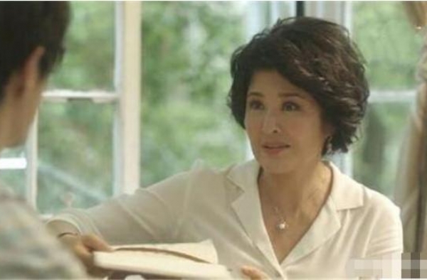 她是“母亲专业户”，曾因插足宋丹丹婚姻被骂，今55岁仍是单身