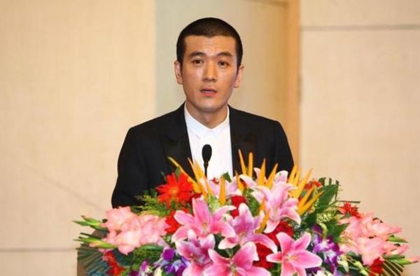 黄圣依老公杨子身体出问题！躺病床上插呼吸管，脸色蜡黄眼含泪水