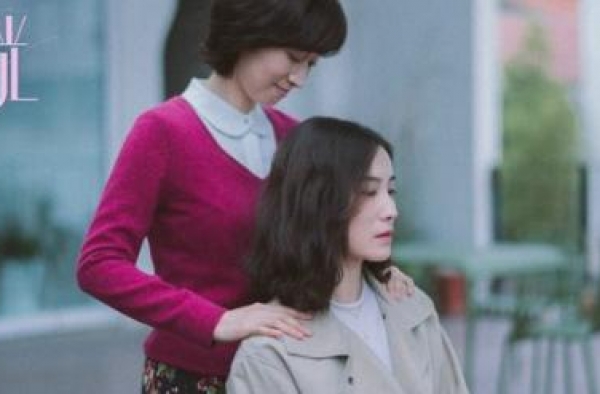 刘敏涛《白色月光》首播 诠释神秘角色演技获赞