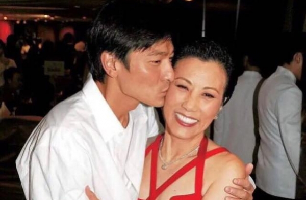 49岁香港失业男明星提前收到中秋礼物，打开一看：一叠千元港币