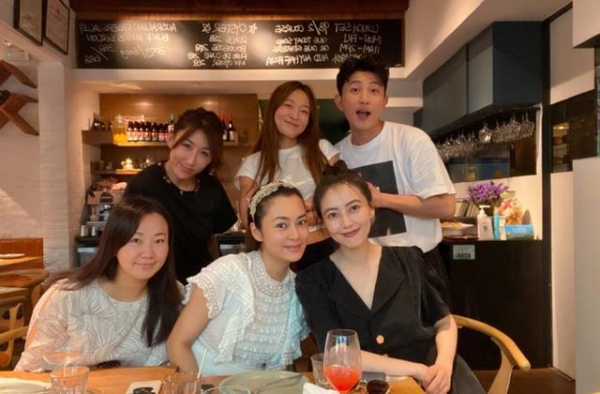 高圆圆大左重聚晒照，《咱们结婚吧》播出八年，仨主创近况引唏嘘