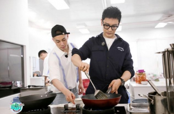 《中餐厅4》黄晓明动情致敬宜昌破窗救人交警