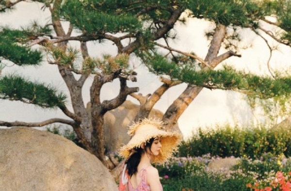赵丽颖浪漫七夕大片来袭，草帽配粉衣美如仙女，先替冯绍峰心动了