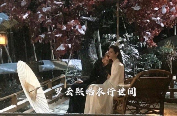 嗑到了！《皓衣行》路透陈飞宇撒娇靠罗云熙肩头