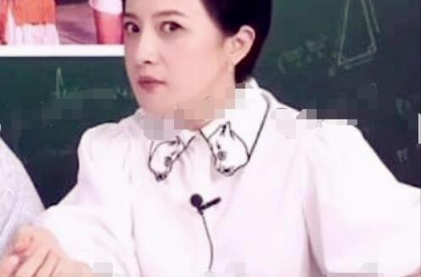 40岁小婉君金铭风格大变？短发干练风韵不再，单身一人状态仍佳