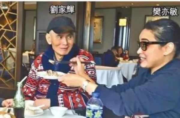刘家辉坐轮椅现身，儿子不孝顺，瘦削的身形让人心疼