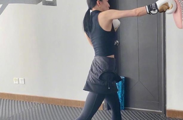 “逆生长”都是骗人的？38岁张韶涵卸妆健身，皮肤枯黄差距大