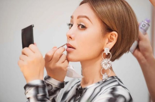 她是三线艺人，被经纪人“抛弃”，因《浪姐》资源好到仅次于万茜