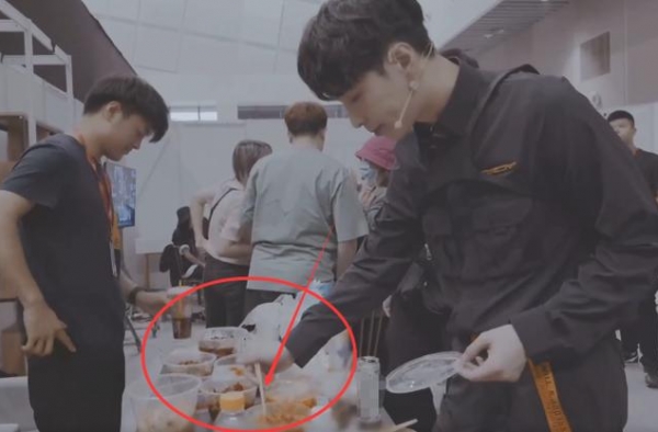 摄像为拍张艺兴吃饭，自己饿着，谁注意艺兴做法？暴露明星修养