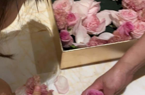 章子怡女儿太时尚！皮肤黝黑小胖胳膊超萌，贴纹身爱美从小培养